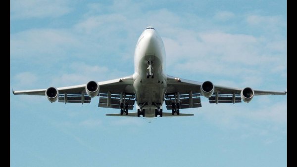 Κέρκυρα: Στιγμές τρόμου για επιβάτες – Εξερράγη τροχός αεροπλάνου λίγο μετά την απογείωση