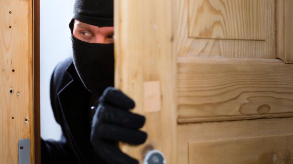 Χειροπέδες σε σεσημασμένους κλέφτες – “Άνοιξαν” 9 σπίτια στη Λάρισα