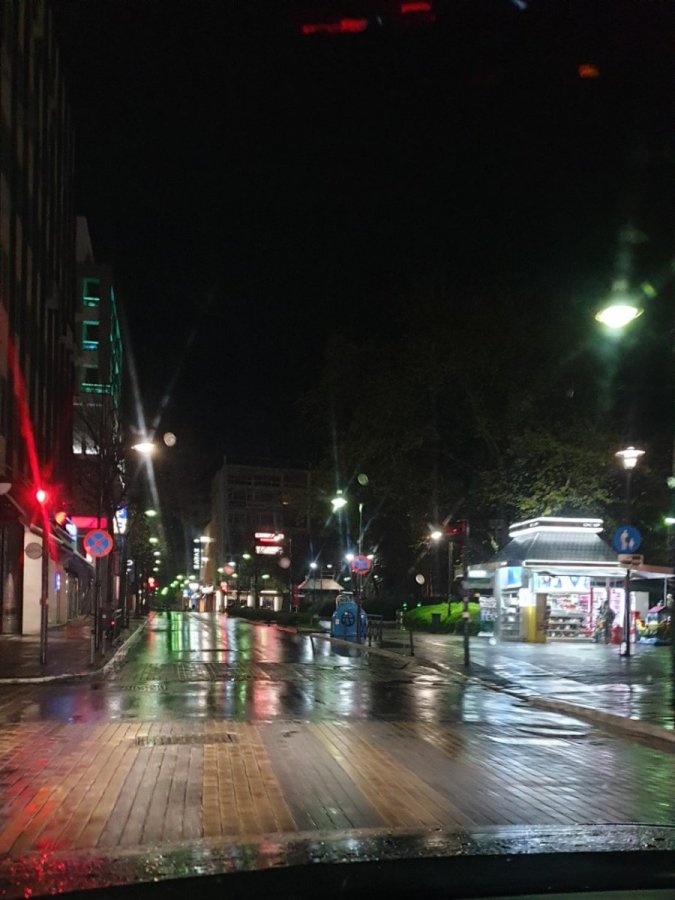 Άδεια πόλη η βροχερή Λάρισα λόγω κορωνοϊού (Φωτο – Video)