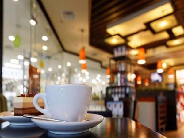 80.000 κενές θέσεις σε τουρισμό και εστίαση «καίνε» τη σεζόν