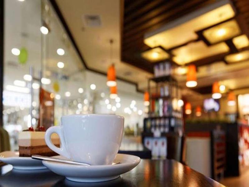 80.000 κενές θέσεις σε τουρισμό και εστίαση «καίνε» τη σεζόν