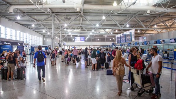 Στην αντεπίθεση οι Ελεγκτές Εναέριας Κυκλοφορίας – «Το πραγματικό πρόβλημα δεν είναι οι μισθοί μας»