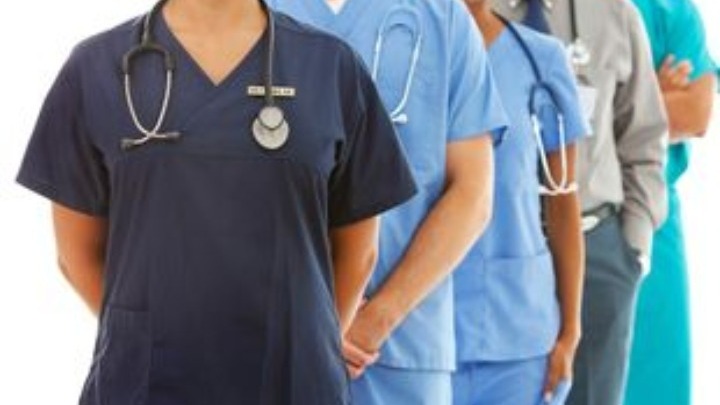 Η Ελλάδα εξάγει γιατρούς και εισάγει… εργάτες και σερβιτόρους