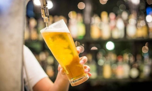 Πολυτέλεια η έξοδος «για μια μπύρα» στην Ελλάδα-  Βουτιά στην κατανάλωση παρά τα ρεκόρ στον τουρισμό