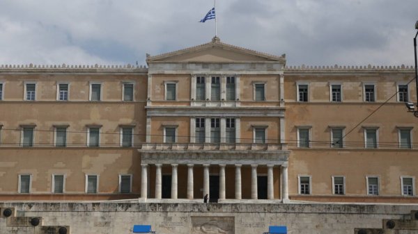Στα ύψη το πολιτικό θερμόμετρο: Σε θέση μάχης κυβέρνηση και αντιπολίτευση εν όψει ανακοίνωσης των μέτρων στη ΔΕΘ