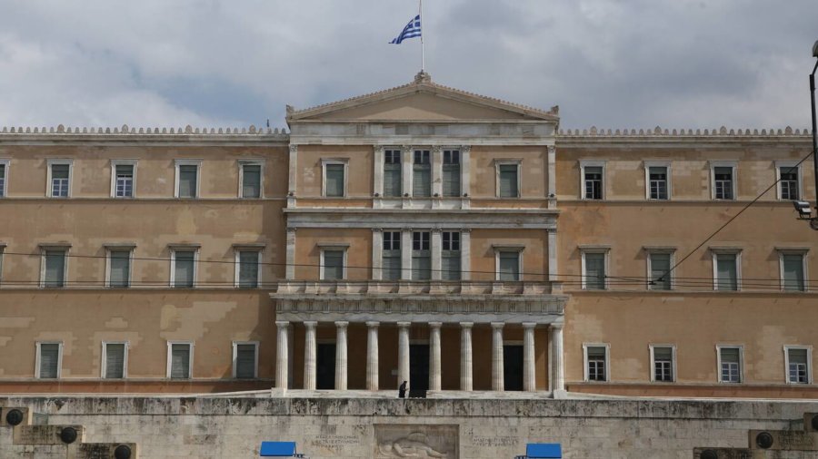 Στα ύψη το πολιτικό θερμόμετρο: Σε θέση μάχης κυβέρνηση και αντιπολίτευση εν όψει ανακοίνωσης των μέτρων στη ΔΕΘ