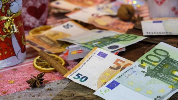 Δώρο Χριστουγέννων 2025: Ποιοι θα πάρουν περισσότερα, πώς υπολογίζεται και τι αλλάζει φέτος