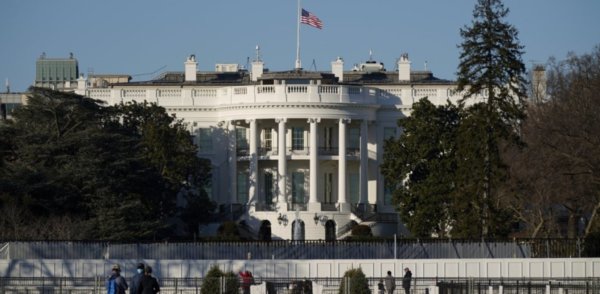 Ουάσινγκτον: Χάος με πυροβολισμούς και απομάκρυνση Τραμπ στο δείπνο ανταποκριτών του Λευκού Οίκου