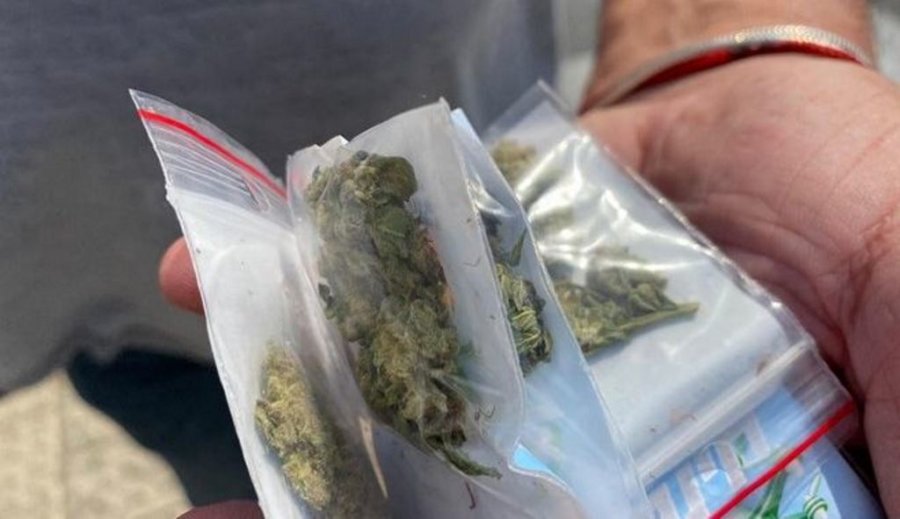 Συνελήφθη 29χρονη στο «Ελ. Βενιζέλος» με πάνω από 24 κιλά κάνναβης στις αποσκευές της