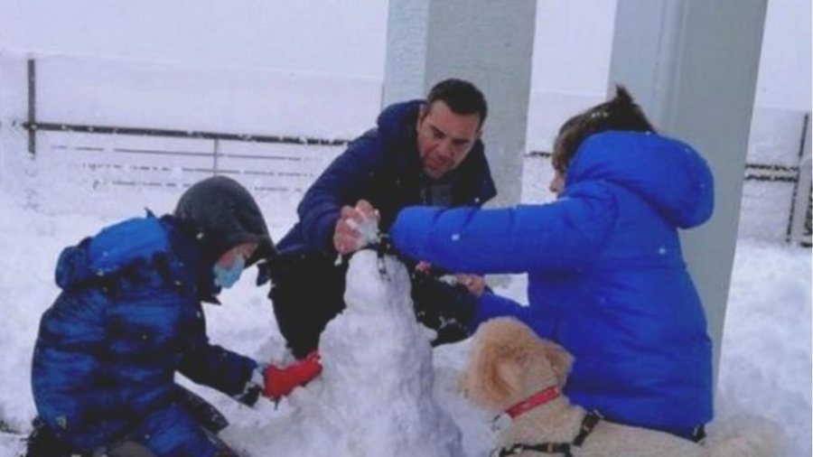 Χριστούγεννα στο βουνό: Το αδιαχώρητο στις χιονοδρομικές πίστες – Πέτρινα σπίτια και καλντερίμια μαγεύουν τους επισκέπτες