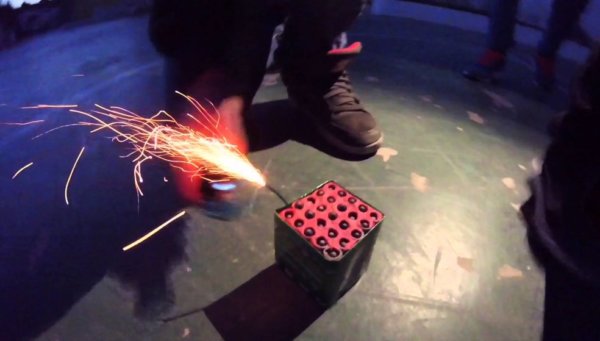 Σαλαμίνα: Κατασχέθηκαν πάνω από 2.000 κροτίδες και φωτοβολίδες – Πέντε συλλήψεις