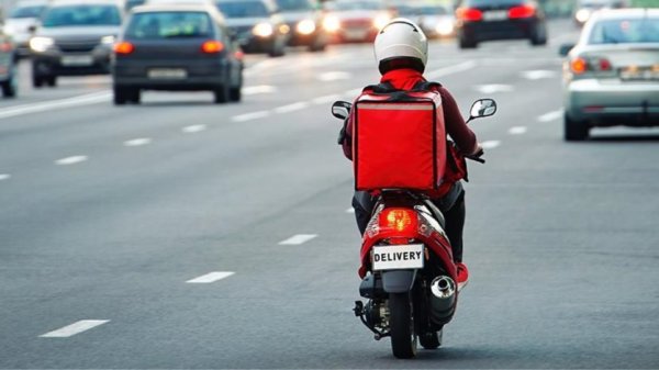 Το delivery σκοτώνει το «έξω» – Eκρηκτική άνοδος των παραγγελιών, 14.000 διανομείς μόνο το efood