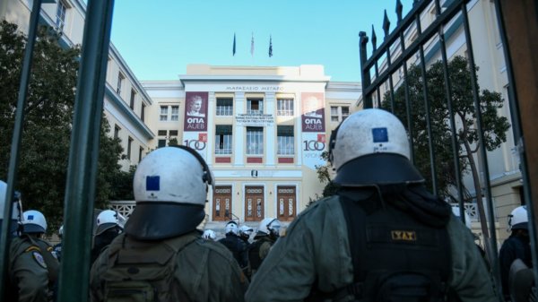 Πλαίσιο κυρώσεων από την κυβέρνηση για τη βία στα πανεπιστήμια – Κριτική από την αντιπολίτευση
