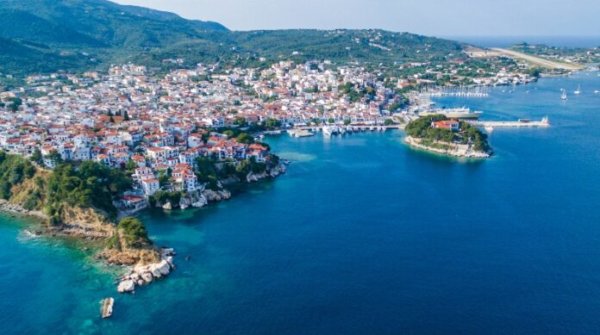 Σκιάθος: Αυτοψία Μενδώνη στα έργα συντήρησης στα μοναστήρια Παναγίας Κεχριάς και Παναγίας Κονίστρας