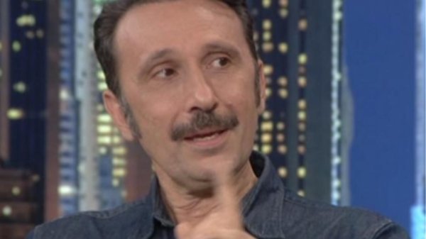 Ρένος Χαραλαμπίδης: Δεν με ενοχλεί που επέλεξαν για Ωραία Ελένη μία Αφρικανή, με πειράζει ο ηλικιακός ρατσισμός, γιατί δεν μπορεί να είναι 40, 50 και 60;