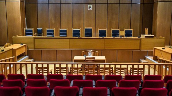 Βόλος: Ενώπιον του ανακριτή η μητέρα που κατηγορείται για παιδική πορνογραφία και σεξουαλική κακοποίηση ανήλικης