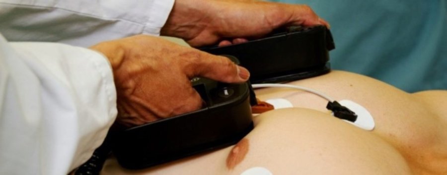 Υποχρεωτική ύπαρξη απινιδωτή στα καταστήματα εστίασης ζητούν οι δήμαρχοι μετά τον θάνατο του Απ. Βεσυρόπουλου
