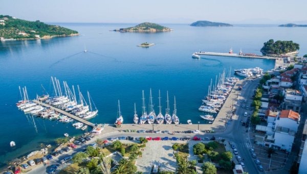 Σκιάθος: Περισσότερες αφίξεις, αλλά μικρότερη παραμονή και συγκρατημένη κατανάλωση