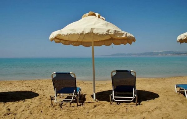 Δήμος Τεμπών: Απομακρύνονται οι μόνιμα τοποθετημένες ομπρέλες και ξαπλώστρες από τις παραλίες