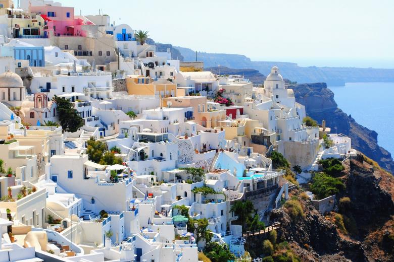 Σαντορίνη ή Μπανγκόκ: Πώς η κλιματική αλλαγή αλλάζει τα αεροπορικά ταξίδια και τα σχέδια διακοπών