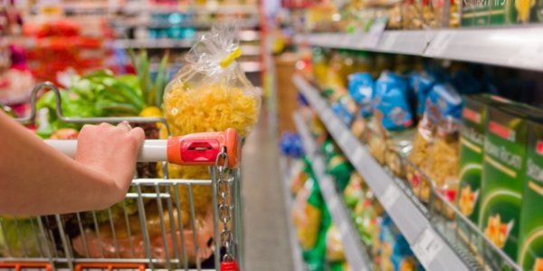 Διάλογος για «ψαλίδι» στις τιμές βασικών αγαθών – Στο τραπέζι συμφωνία κυβέρνησης με βιομηχανίες και σούπερ μάρκετ