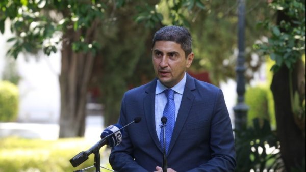 «Βόμβα» Κόκκαλη για δεύτερο σκάνδαλο Αυγενάκη με… καλαμιές που βαφτίστηκαν ντοματιές