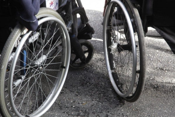 Λάρισα: Παπάς πάρκαρε σε θέση ΑμεΑ για να κάνει την λειτουργία και να πιει τον καφέ του