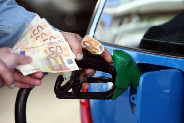 Καύσιμα: Πάνω από 2 ευρώ η τιμή της αμόλυβδης στα νησιά