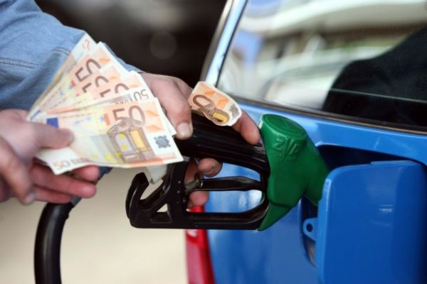 Ισραήλ – Ιράν: Εκτοξεύθηκαν οι τιμές πετρελαίου – Τι θα γίνει με βενζίνη και ακτοπλοϊκά εισιτήρια