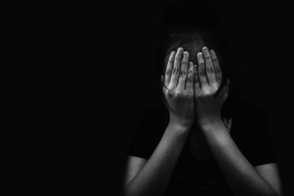 Φρίκη στη Λάρισα: «Έκαιγε τα παιδιά της με αναμμένο τσιγάρο»