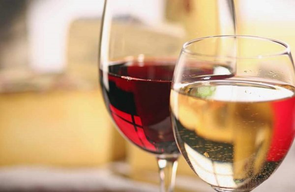Γιατί η Ισπανία μειώνει τα κόκκινα κρασιά