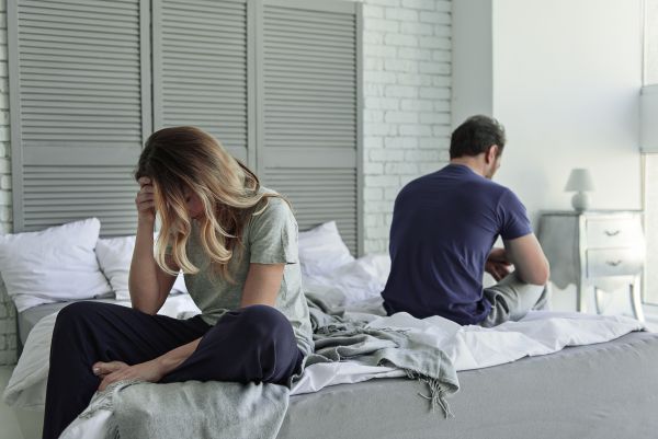 Το «σύνδρομο του απατεώνα» σε μια ερωτική σχέση: Τι είναι και πώς αντιμετωπίζεται