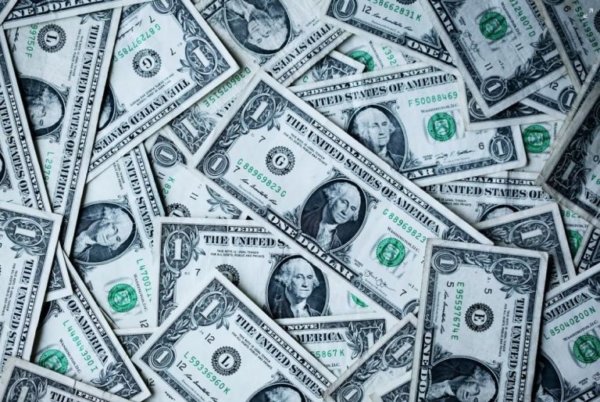 ΗΠΑ: Έσκυψε να πιάσει χαρτονόμισμα του ενός δολαρίου και παραλίγο να πεθάνει