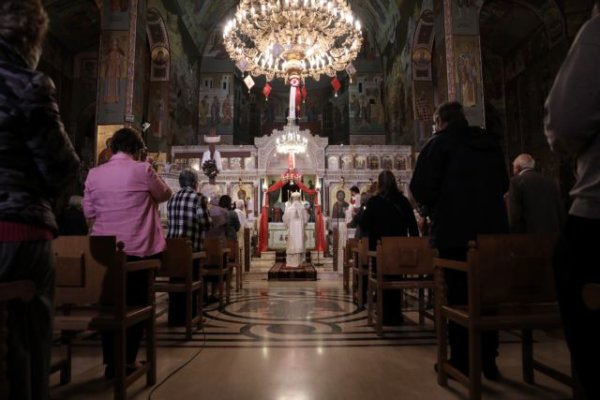 Δημοσκόπηση διαΝΕΟσις: Πιστός στον Θεό και δεμένος με την οικογένεια ο Έλληνας