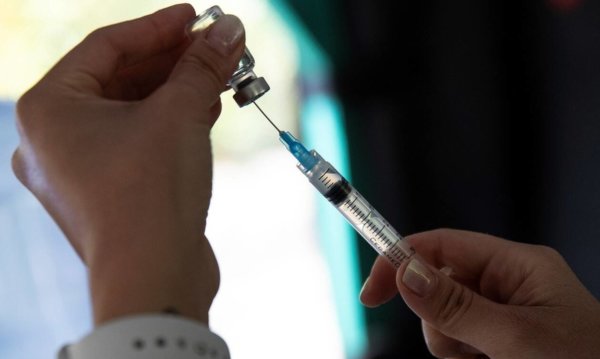 Δοκιμάζεται το πρώτο εμβόλιο που έχει σχεδιαστεί από τεχνητή νοημοσύνη