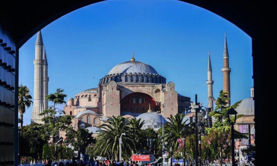 Αγία Σοφία: Ποινή φυλάκισης με αναστολή για τους Έλληνες που άνοιξαν ελληνική σημαία