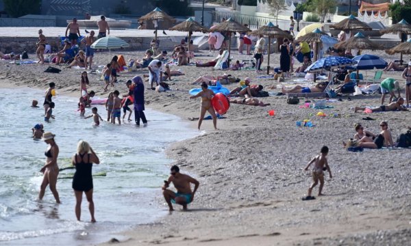 Καιρός: Στις παραλίες της Αττικής ξεχύθηκε κόσμος λόγω των υψηλών θερμοκρασιών – 30άρια και την Κυριακή