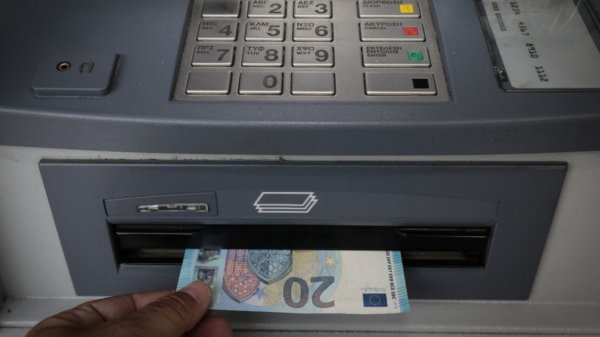 Κυβερνητική παρέμβαση για τα ATM Τραπεζών: «Κανένα παράθυρο χρεώσεων δύο ταχυτήτων δεν πρόκειται να ισχύσει»