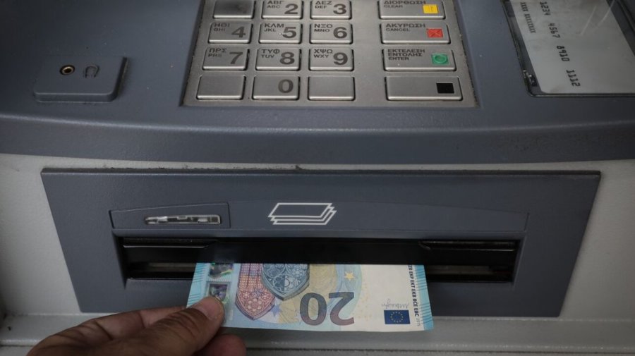 Κυβερνητική παρέμβαση για τα ATM Τραπεζών: «Κανένα παράθυρο χρεώσεων δύο ταχυτήτων δεν πρόκειται να ισχύσει»
