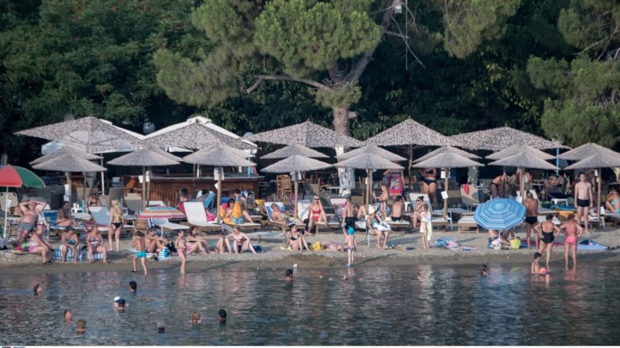 «Απόδραση» σε φιλικά σπίτια και φθηνά πακέτα – Η νέα πραγματικότητα στις διακοπές