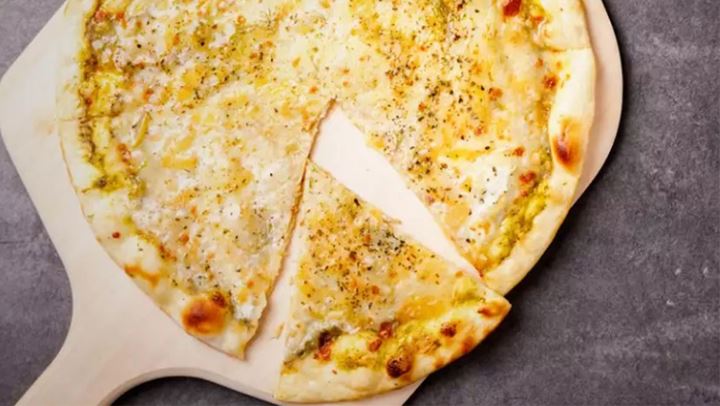 Σπιτική πίτσα με τέσσερα τυριά