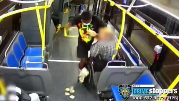 Πειραιάς: Πέταξαν κροτίδα σε λεωφορείο κινούμενοι σε πατίνι – Συνελήφθη 15χρονος