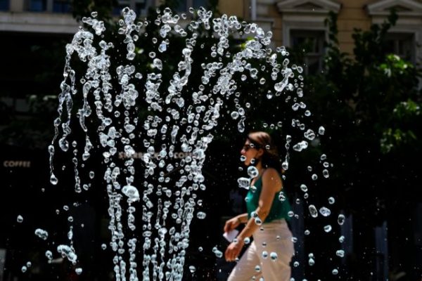 Στο κόκκινο ο υδράργυρος σε όλη τη χώρα: Χωρίς ανάσα τα αστικά κέντρα – Πότε αναμένεται να δροσίσει