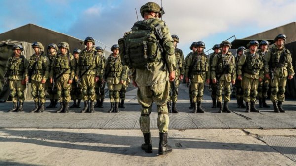 Πώς η Μόσχα εξαπατά Αφρικανούς για να πολεμήσουν στην Ουκρανία – Τους υπόσχονται δουλειά σε μαγειρεία και… εργοστάσια σαμπουάν