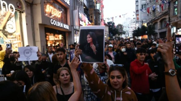 Ιράν: Εκατοντάδες γυναίκες απ’ όλον τον κόσμο ζητούν να μην εκτελεστεί η ακτιβίστρια Ζαχρά Ταμπαρί