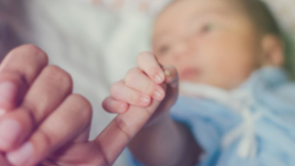 Τρομάζει η υπογεννητικότητα στην Ελλάδα – 11% λιγότερες γεννήσεις σε ένα έτος