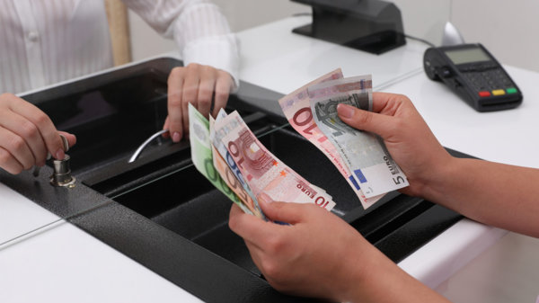 Τι πρέπει να ξέρουν οι φορολογούμενοι για τις καταθέσεις μετρητών στην τράπεζα