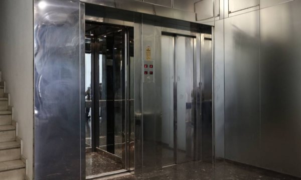 Λάρισα: Σταμάτησε την παροχή ρεύματος και εγκλώβισε τους διαρρήκτες μέσα στο ασανσέρ