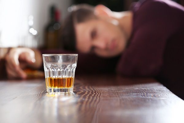 Ανησυχητική η σχέση ανηλίκων με το αλκοόλ στην Ελλάδα – Ένας στους τρεις 16χρονους πίνει πάνω από 5 ποτά σε ένα βράδυ