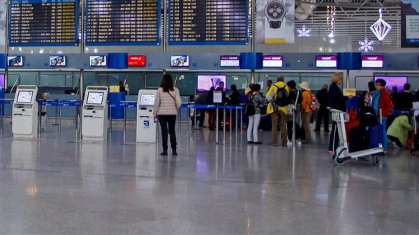 Θεσσαλονίκη: «Καραμπόλα» καθυστερήσεων στις πτήσεις από και προς το αεροδρόμιο «Μακεδονία» – Ταλαιπωρία για εκατοντάδες επιβάτες